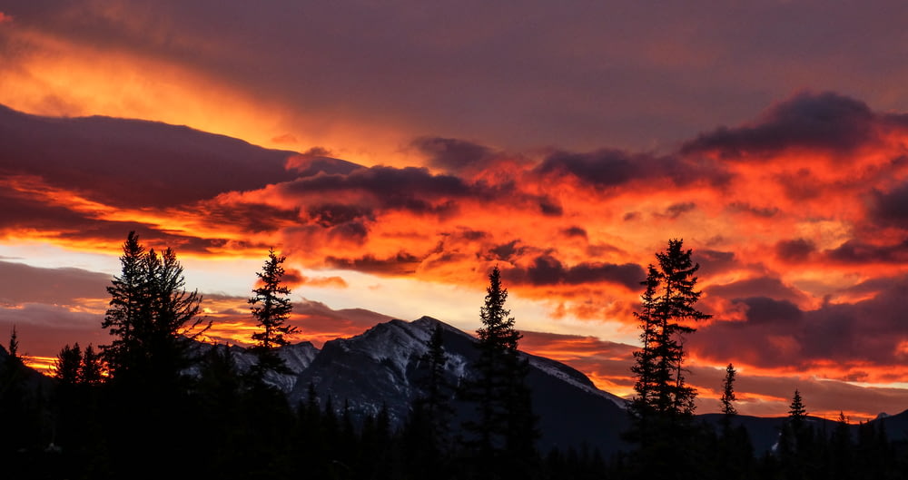 Fotografia della silhouette della montagna durante il tramonto