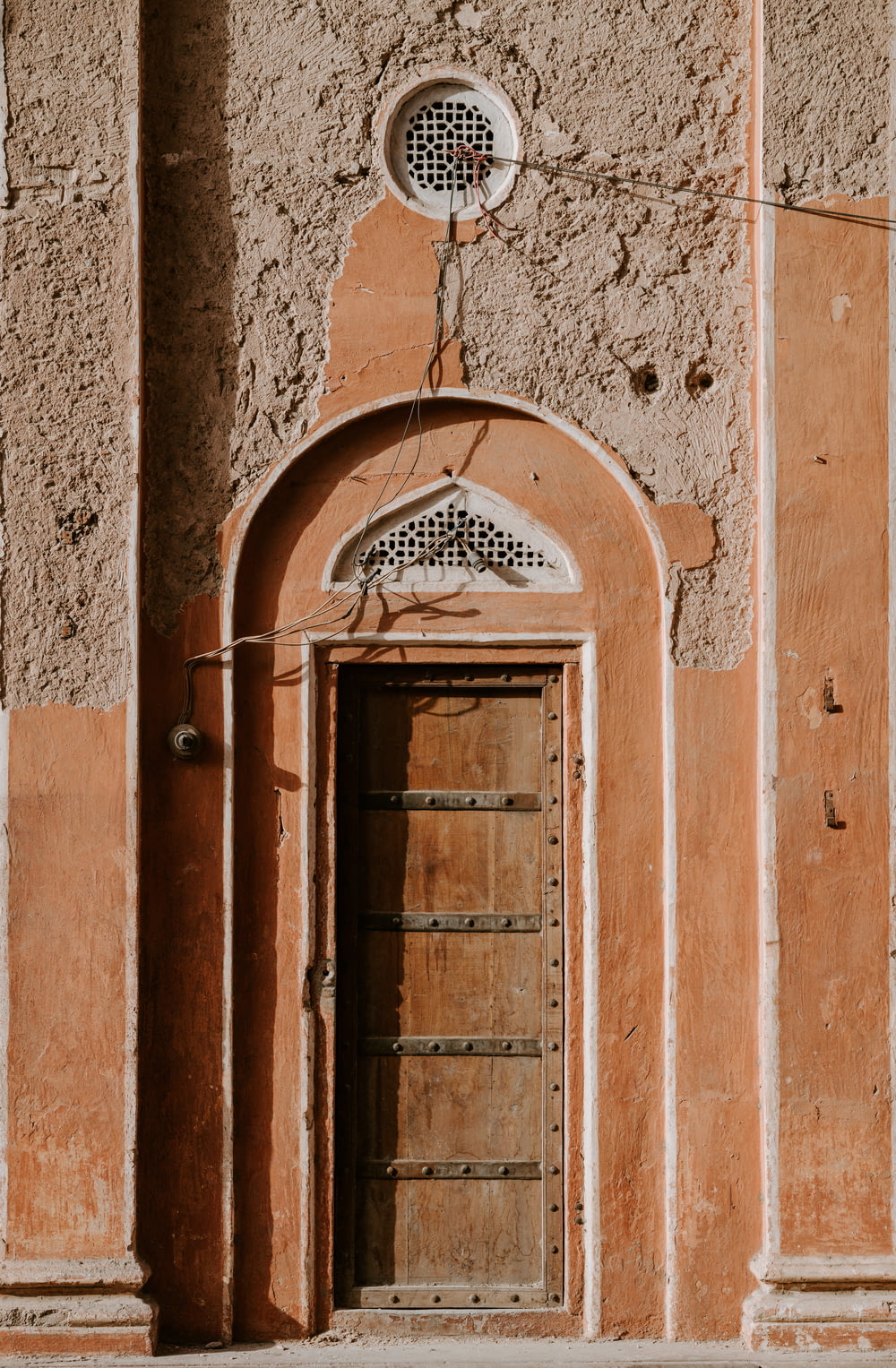 Photo d’une porte en bois marron fermée