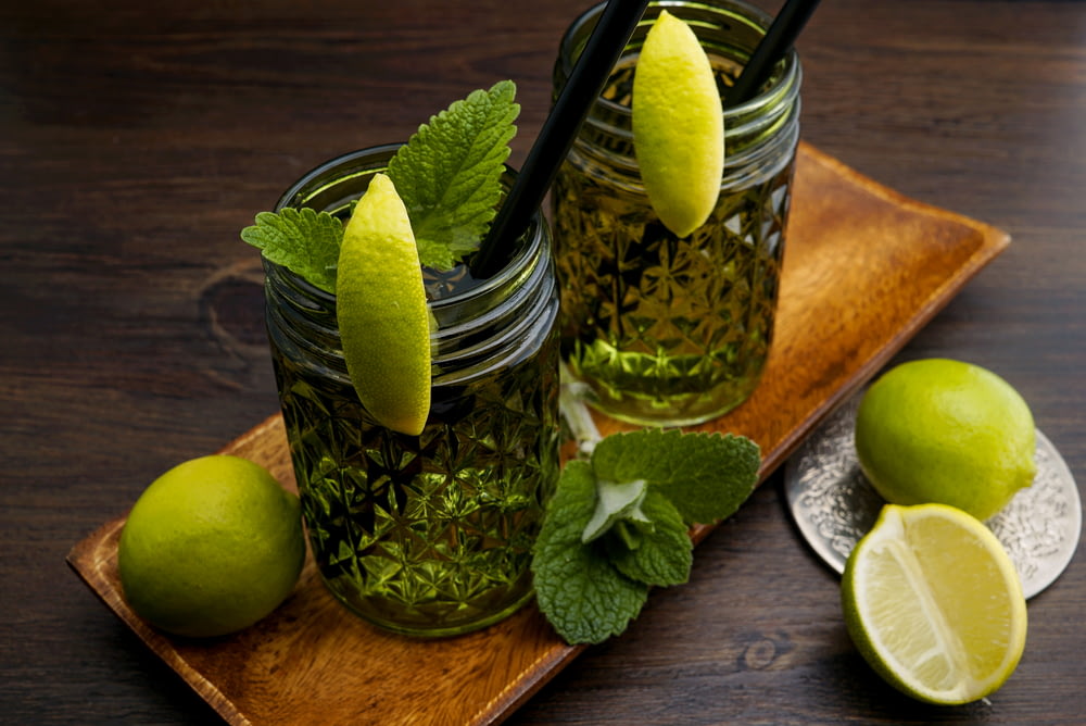 녹색 레몬과 물을 담은 투명한 유리병