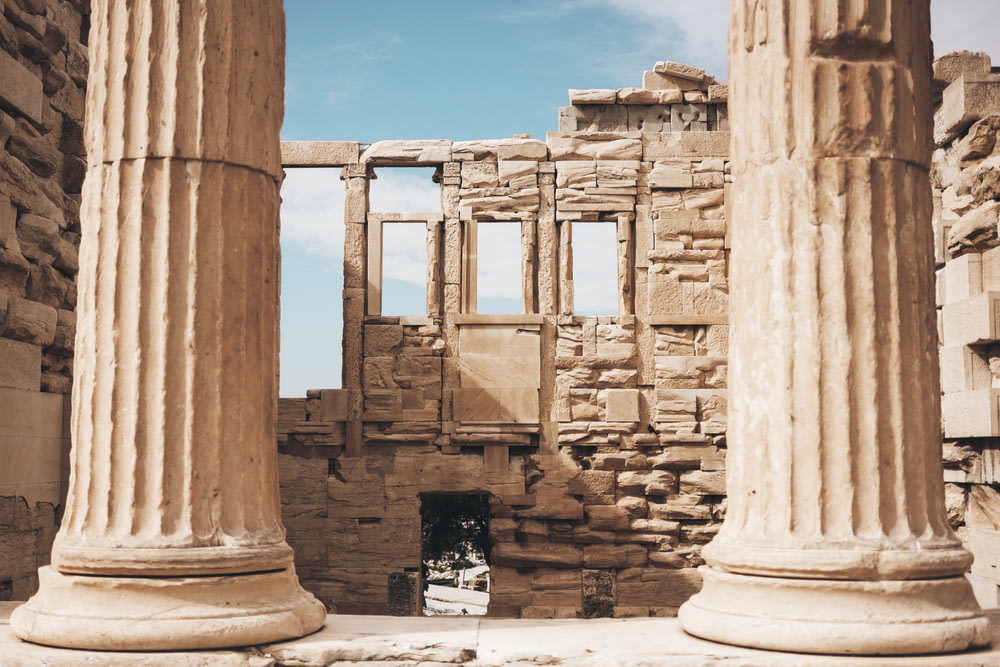 duas colunas marrons na frente das ruínas
