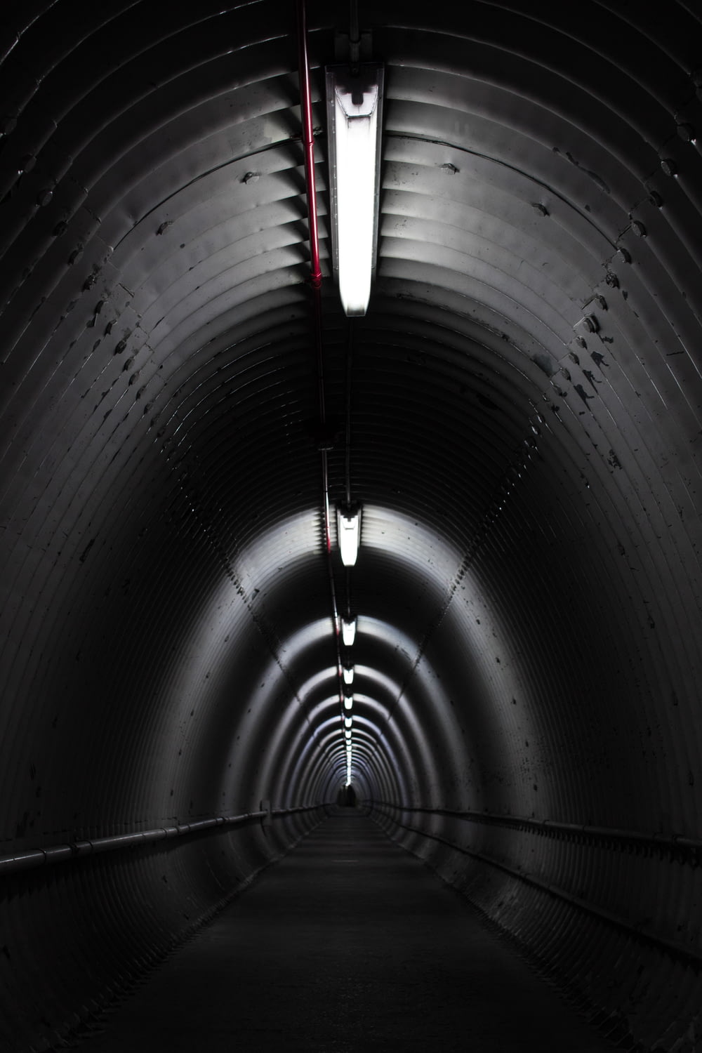 túnel de concreto cinza com luz