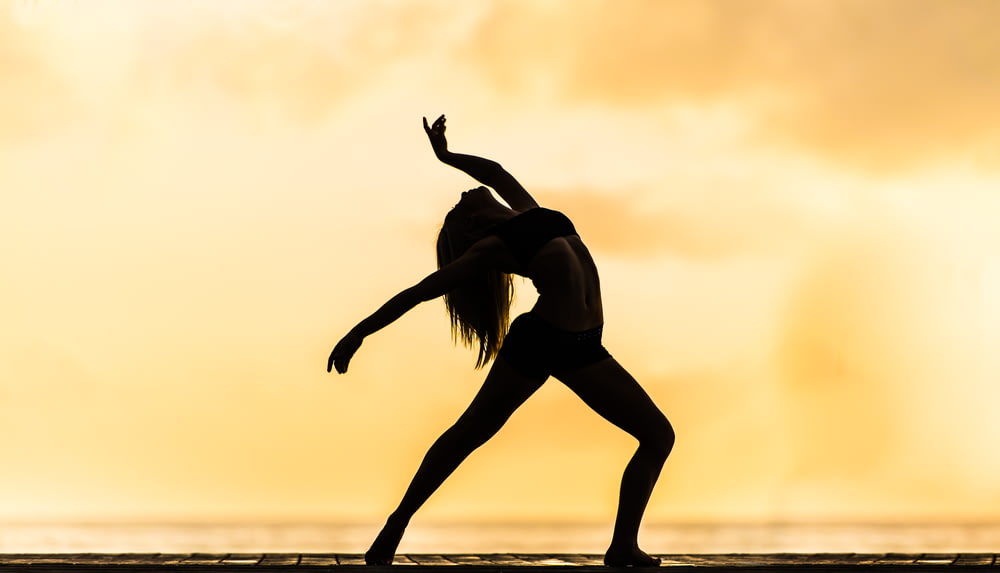 silhouette de femme faisant la pose de yoga