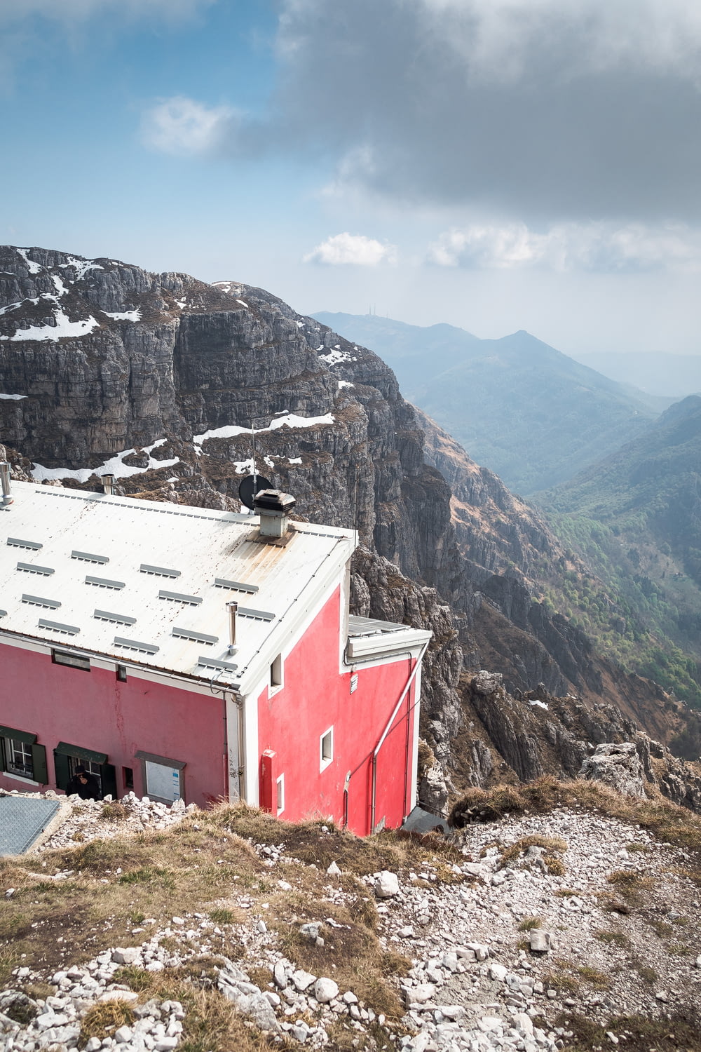 Casa de hormigón rojo cerca de la montaña