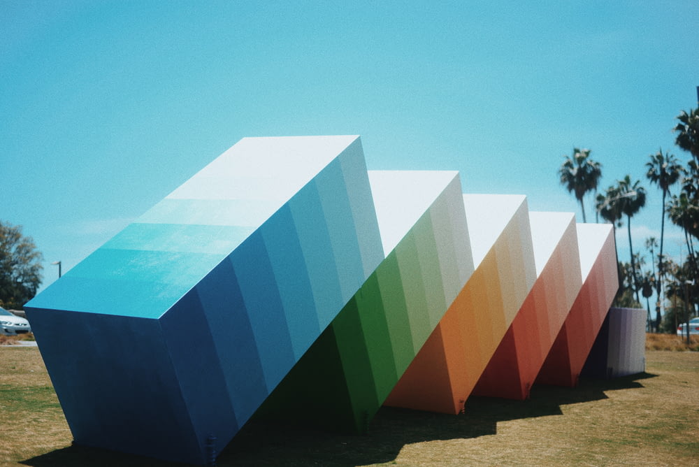 cubo della scala multicolore sul campo di erba