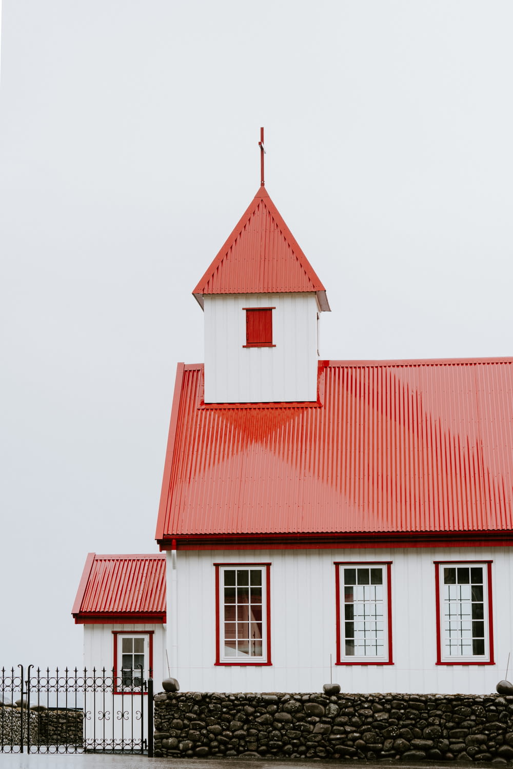weiß-rotes 2-stöckiges Haus