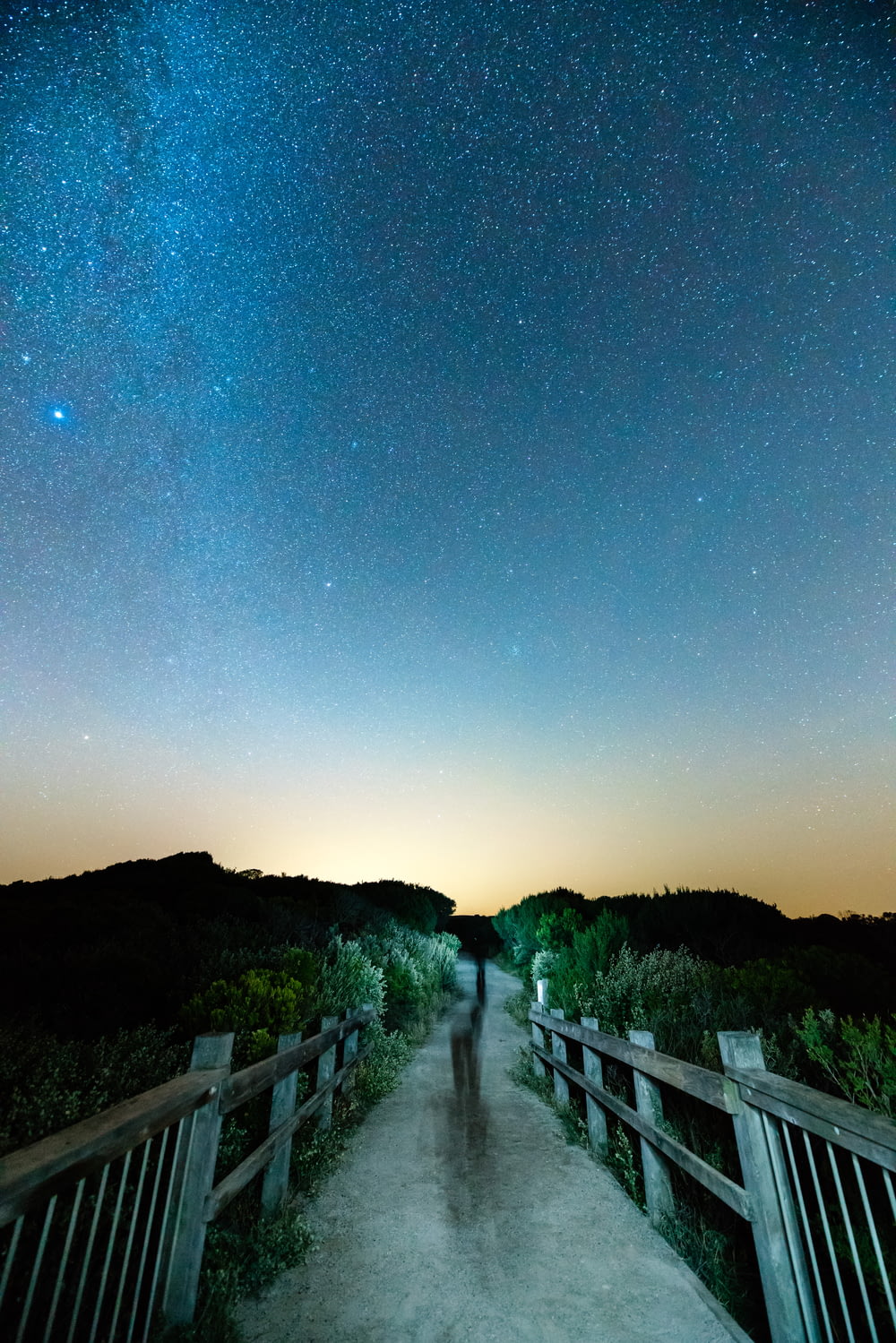 graue Holzbrücke unter dem Nachthimmel