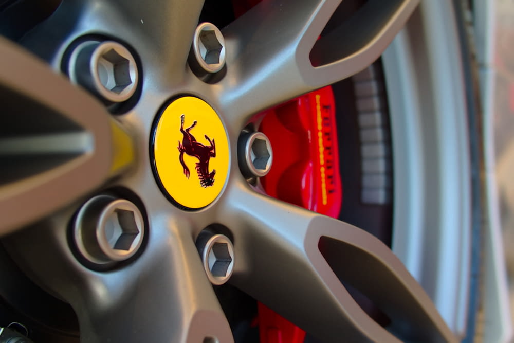 Um close up de uma roda com um logotipo da Ferrari nela