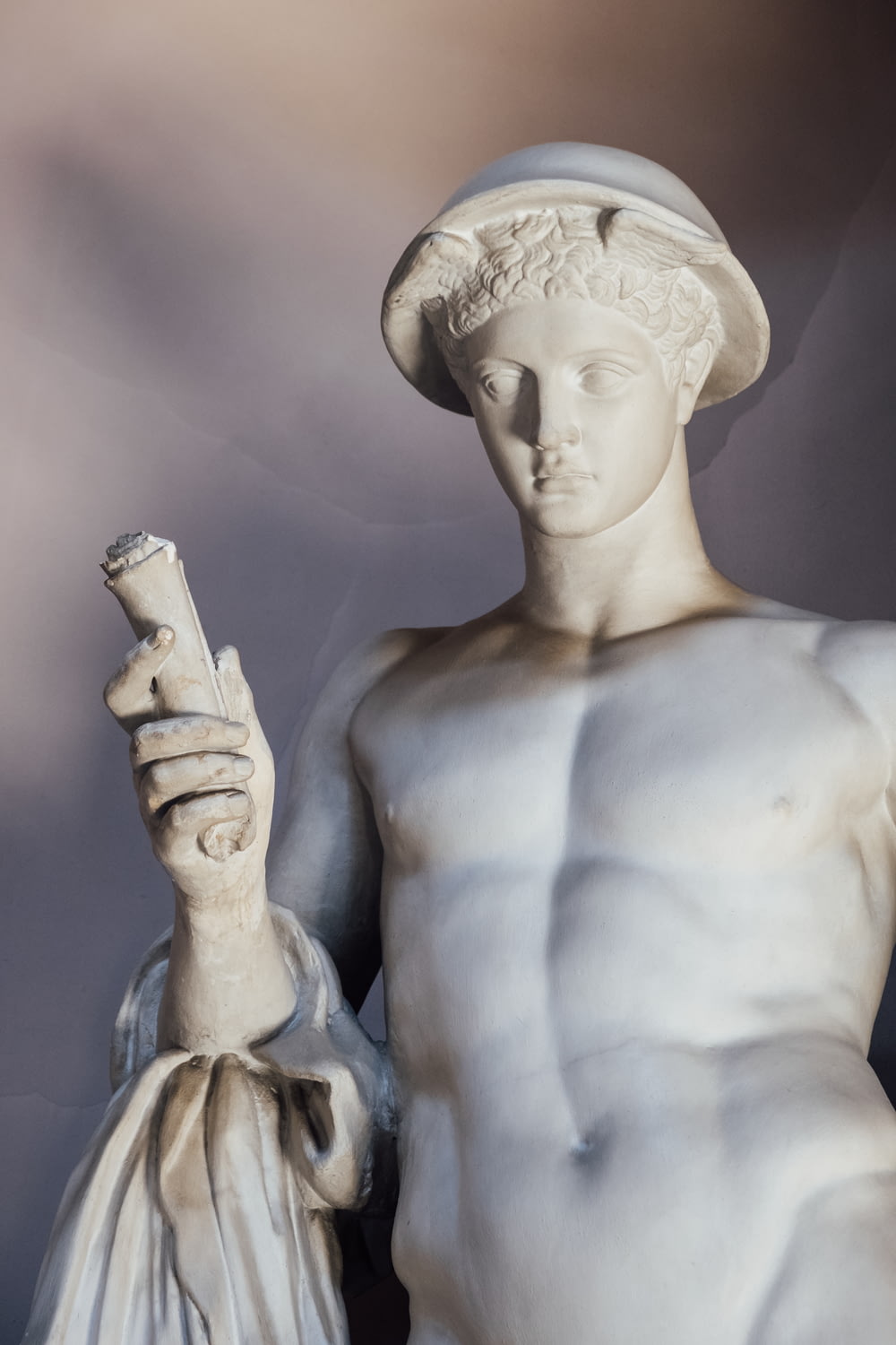 hombre sosteniendo la estatua de la pipa
