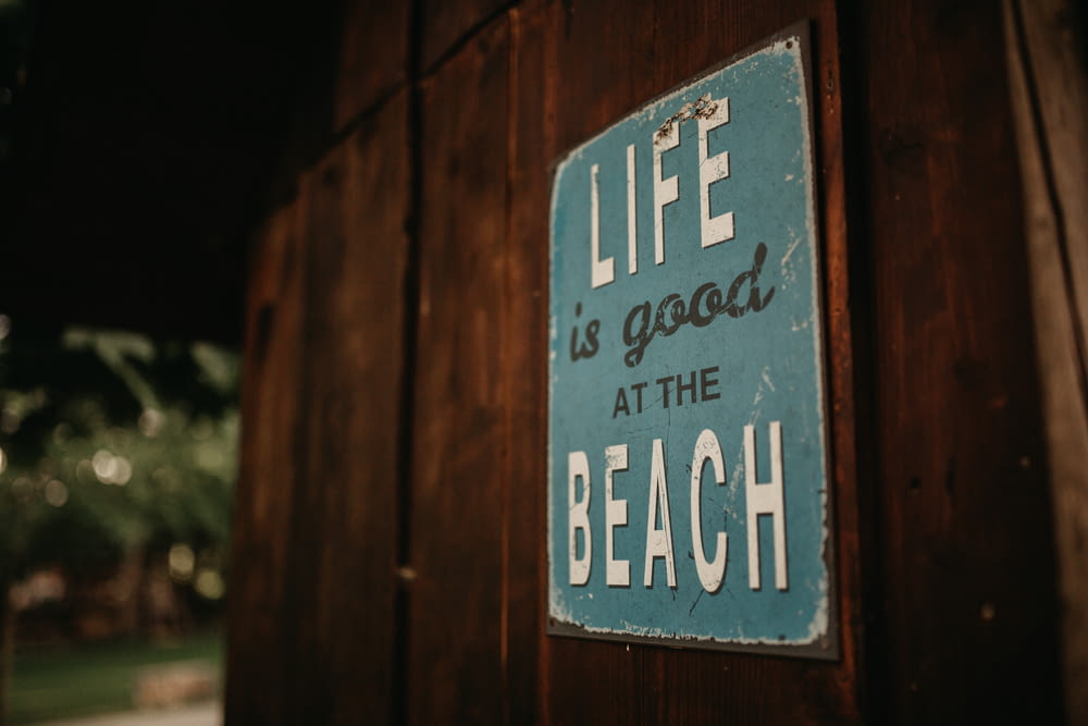 해변 간판에서 인생이 좋다