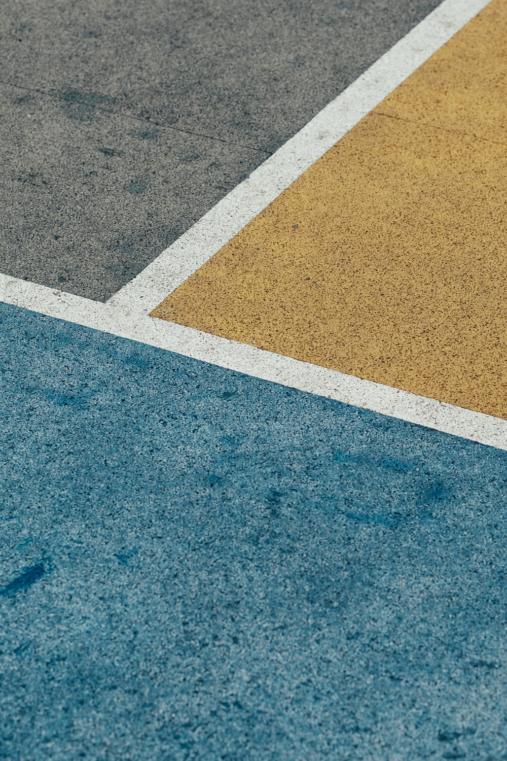 gros plan sur la chaussée peinte en gris, jaune et bleu