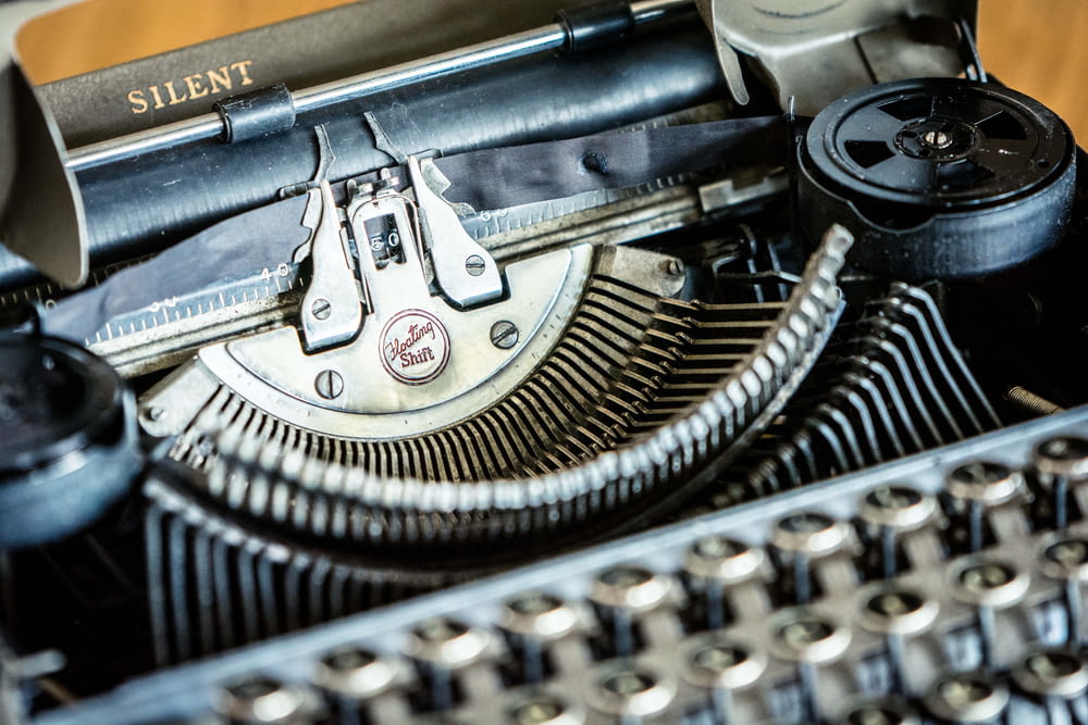 Fotografia de foco raso de máquina de escrever vintage