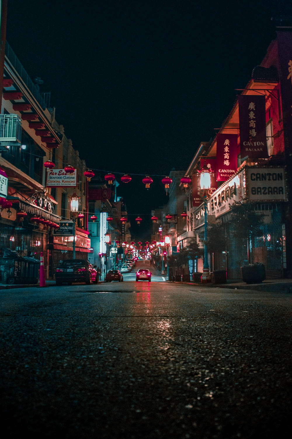 Escaparate de Canton Bazaar durante la noche