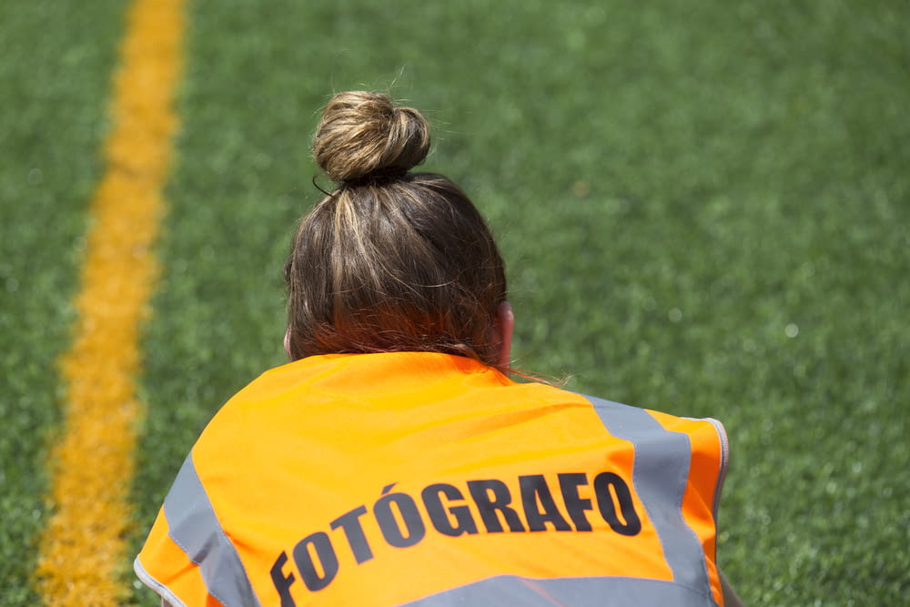 woman in orange Fotografo vest