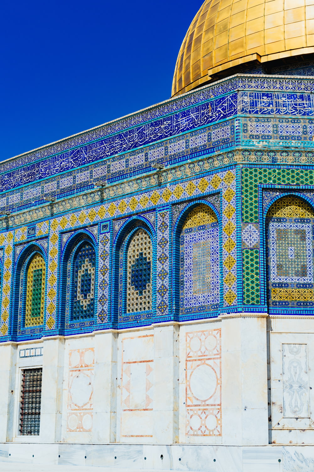 Foto da paisagem da mesquita azul, branca e verde