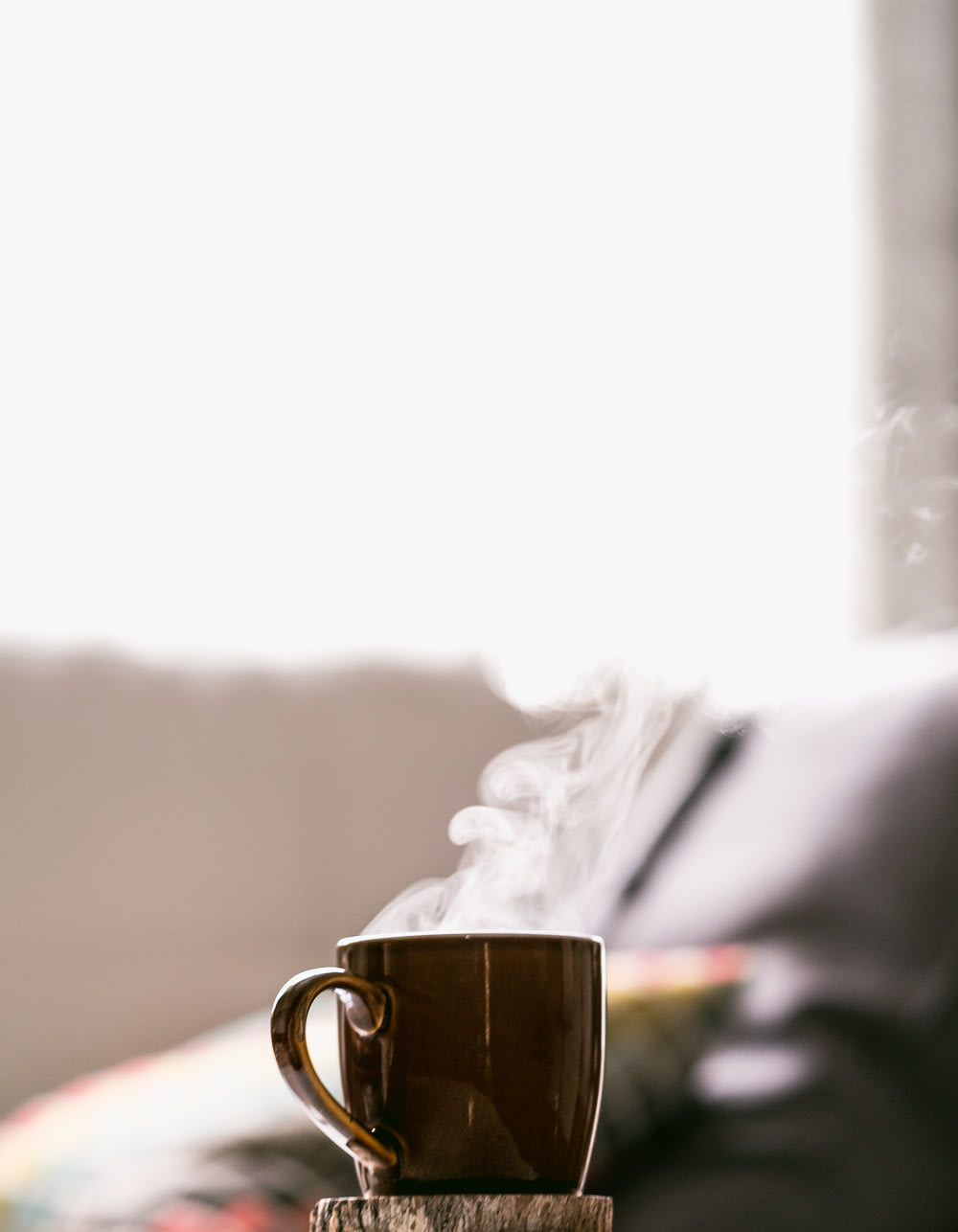 Fotografia de foco raso de café quente em caneca com pires