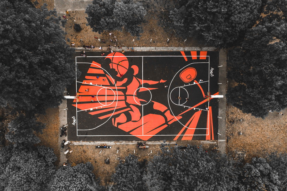 Quadra de basquete preta e vermelha ao ar livre