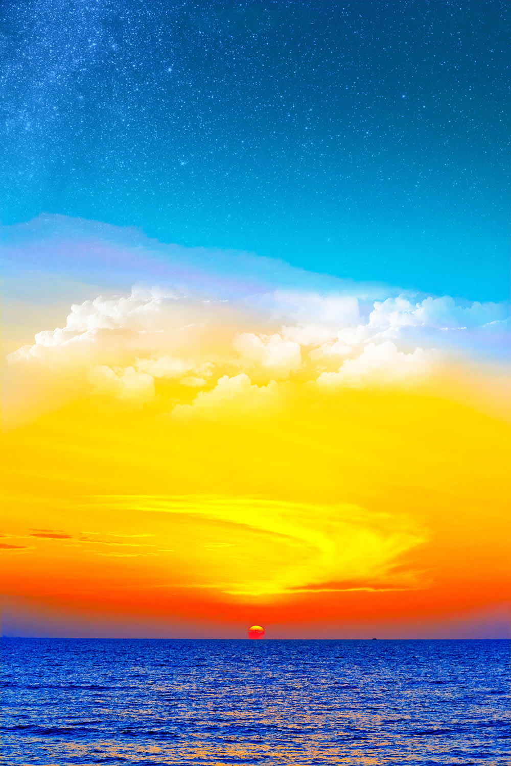 Mar azul sob o céu azul, branco e laranja durante o papel de parede digital do pôr do sol