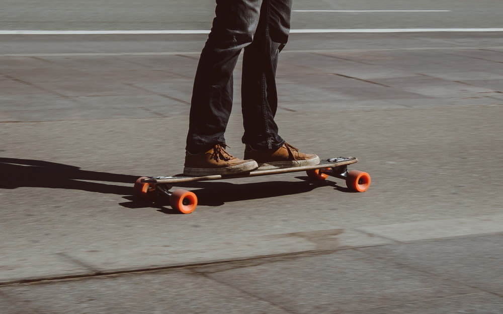 도로에서 스케이트 보드를 타는 사람