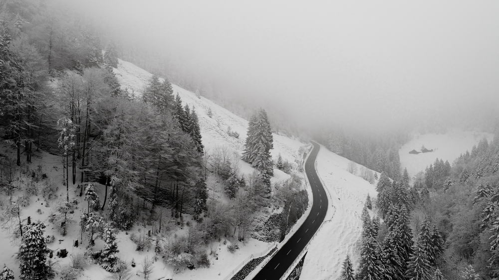 fotografia de areal da estrada coberta de neve