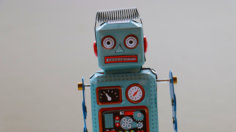 jouet robot en plastique bleu