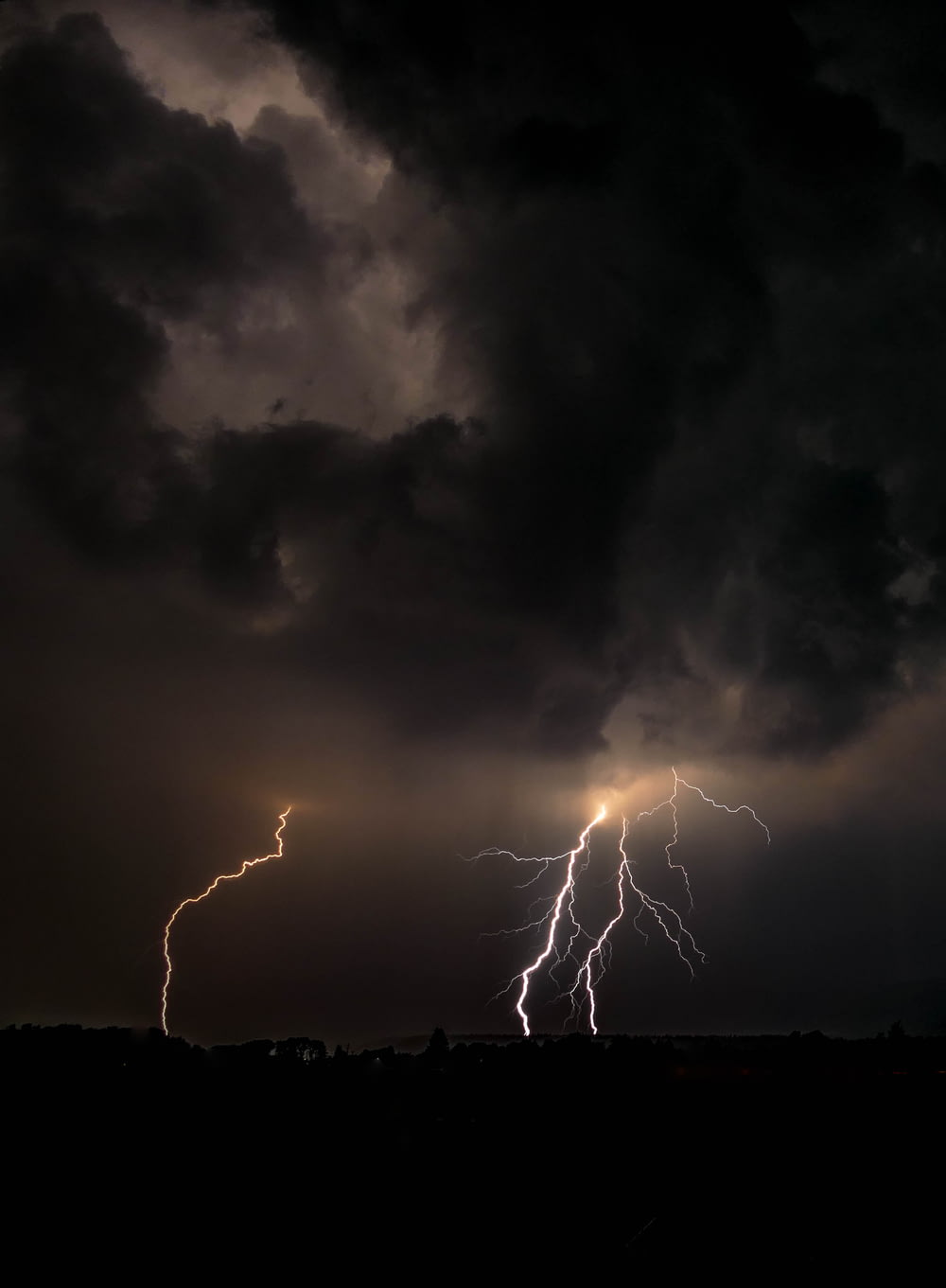 Fotografia Time Lapse di fulmini durante la tempesta