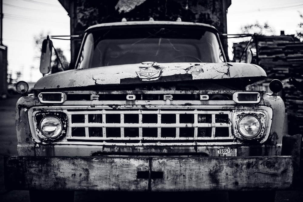 fotografía en escala de grises de la camioneta Ford