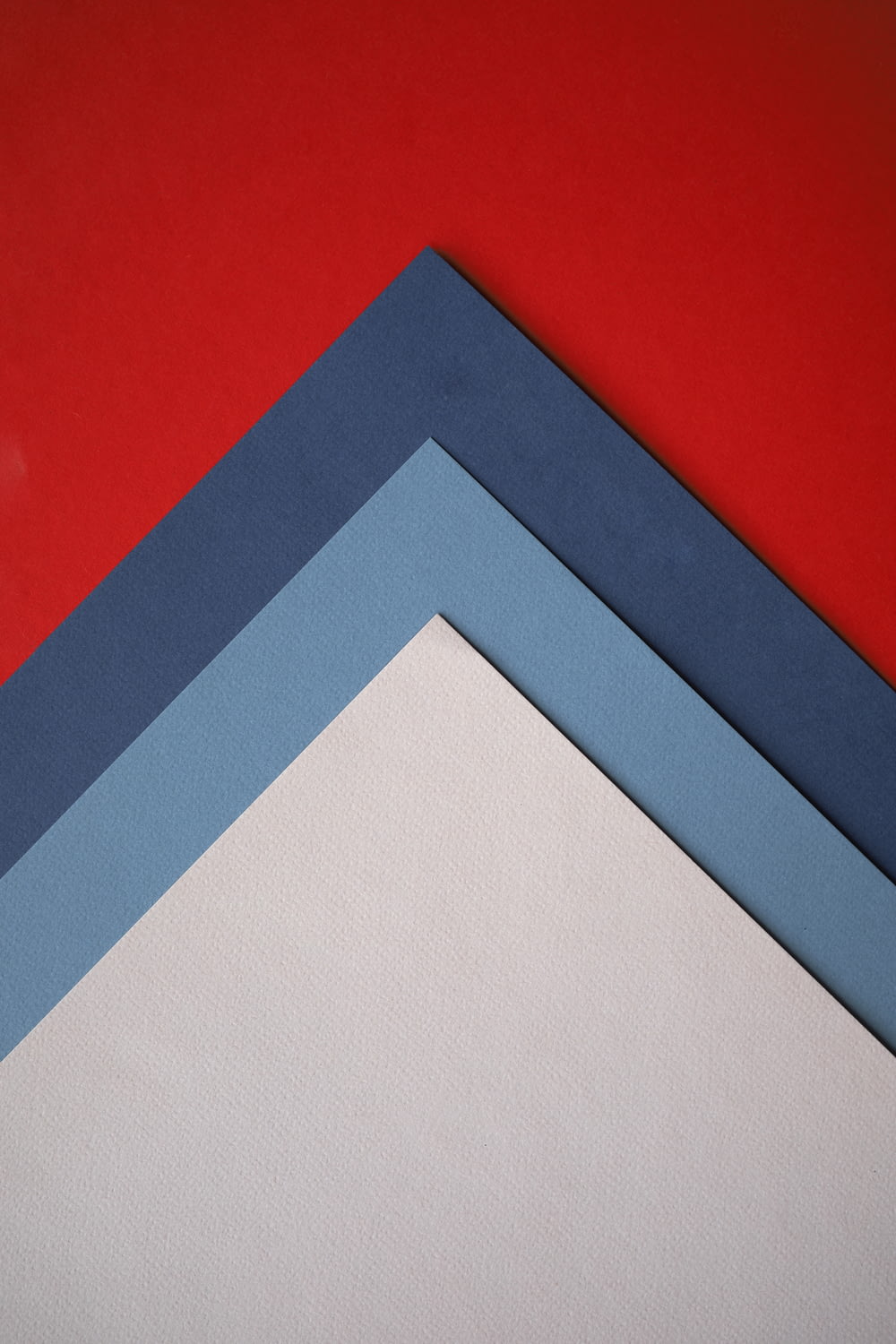 um close up de três cores diferentes de papel