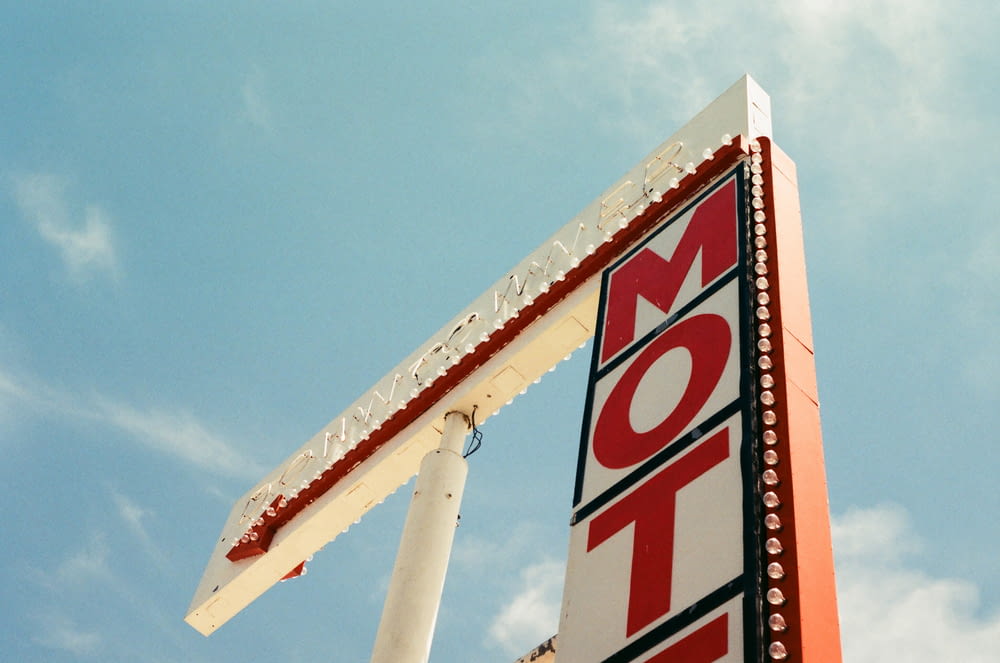 blanc et rouge Motel signe sous ciel bleu