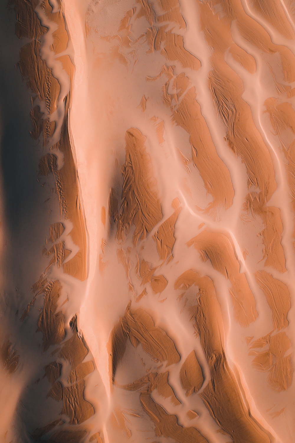 un primo piano di una duna di sabbia con uno sfondo di cielo
