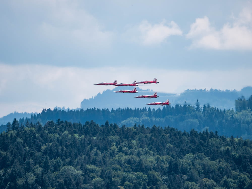 Rot-weiße Flugzeuge fliegen über Green Mountain