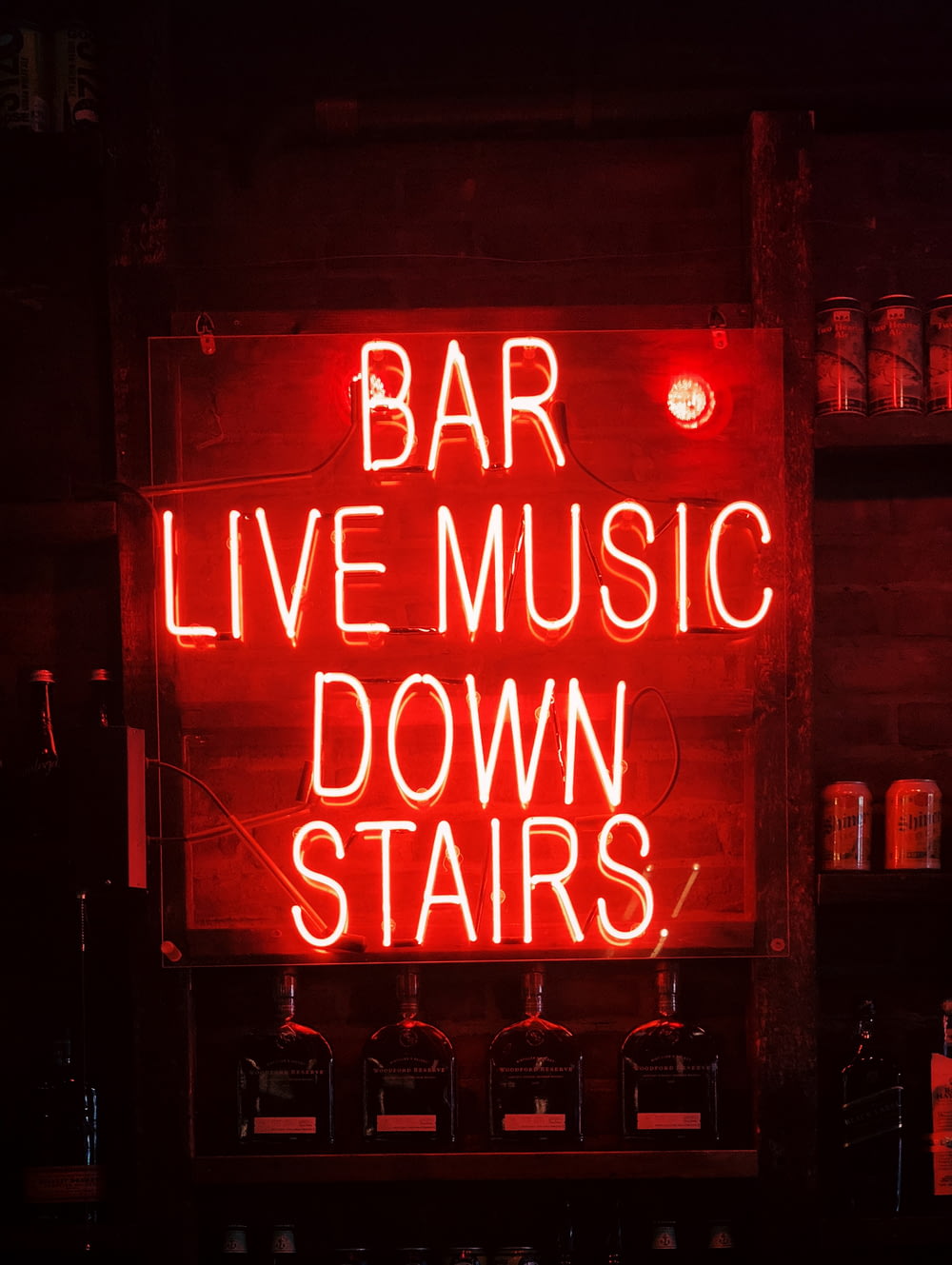 Bar Musique live en bas des escaliers Signalisation lumineuse au néon