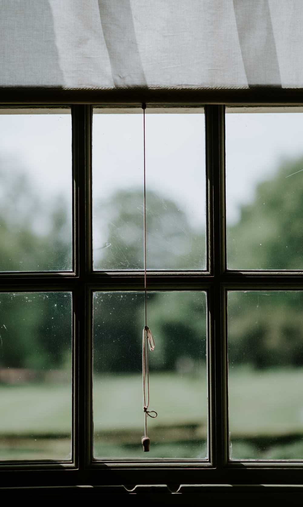 Photo de mise au point sélective d’une fenêtre en verre à cadre en bois noir fermée