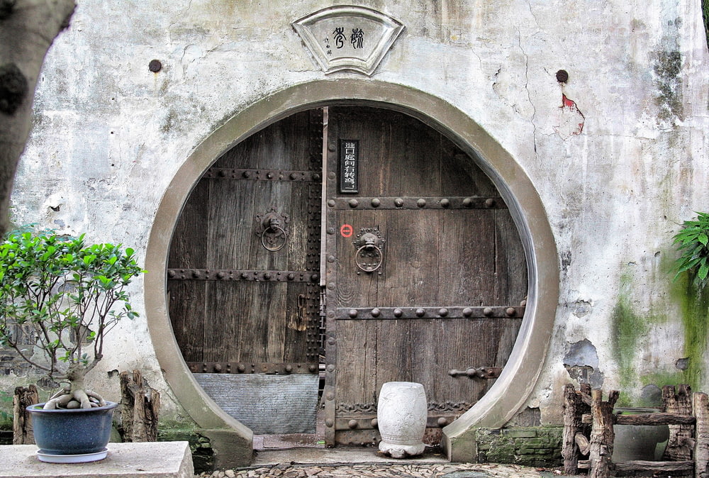 porta redonda de madeira preta fechada