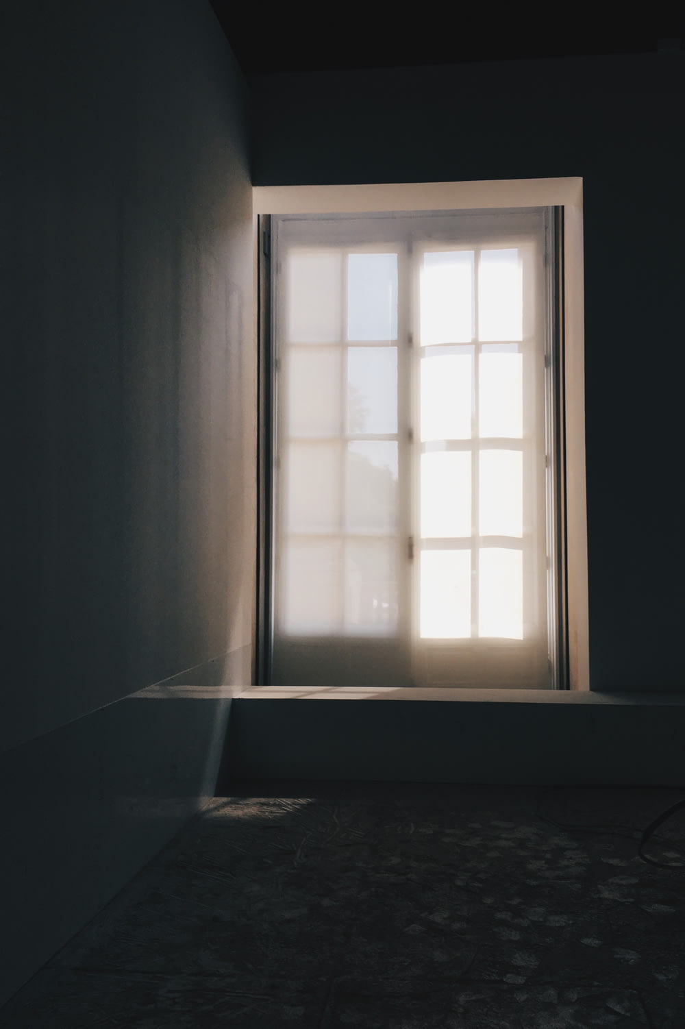 finestra in vetro con cornice in legno bianco