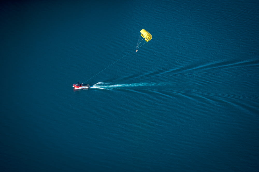paracadute vicino a moto d'acqua rossa
