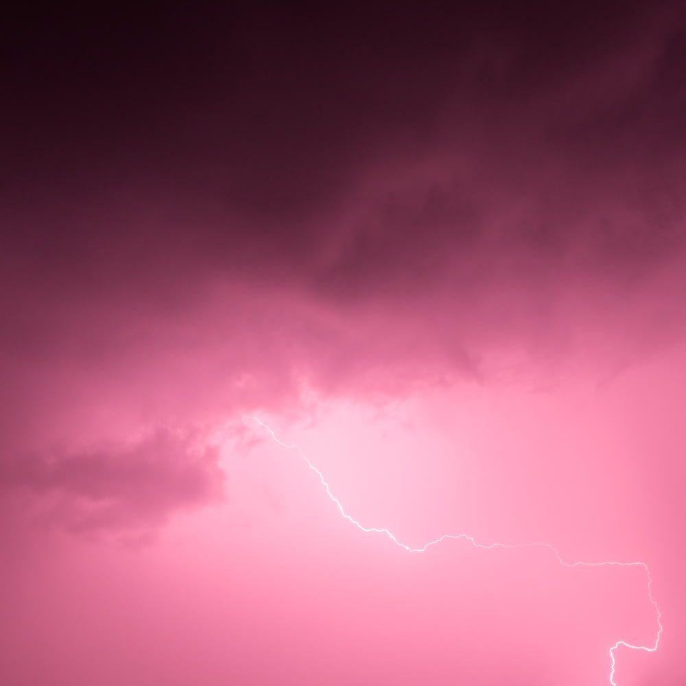 Fotografía de nube rosa con trueno