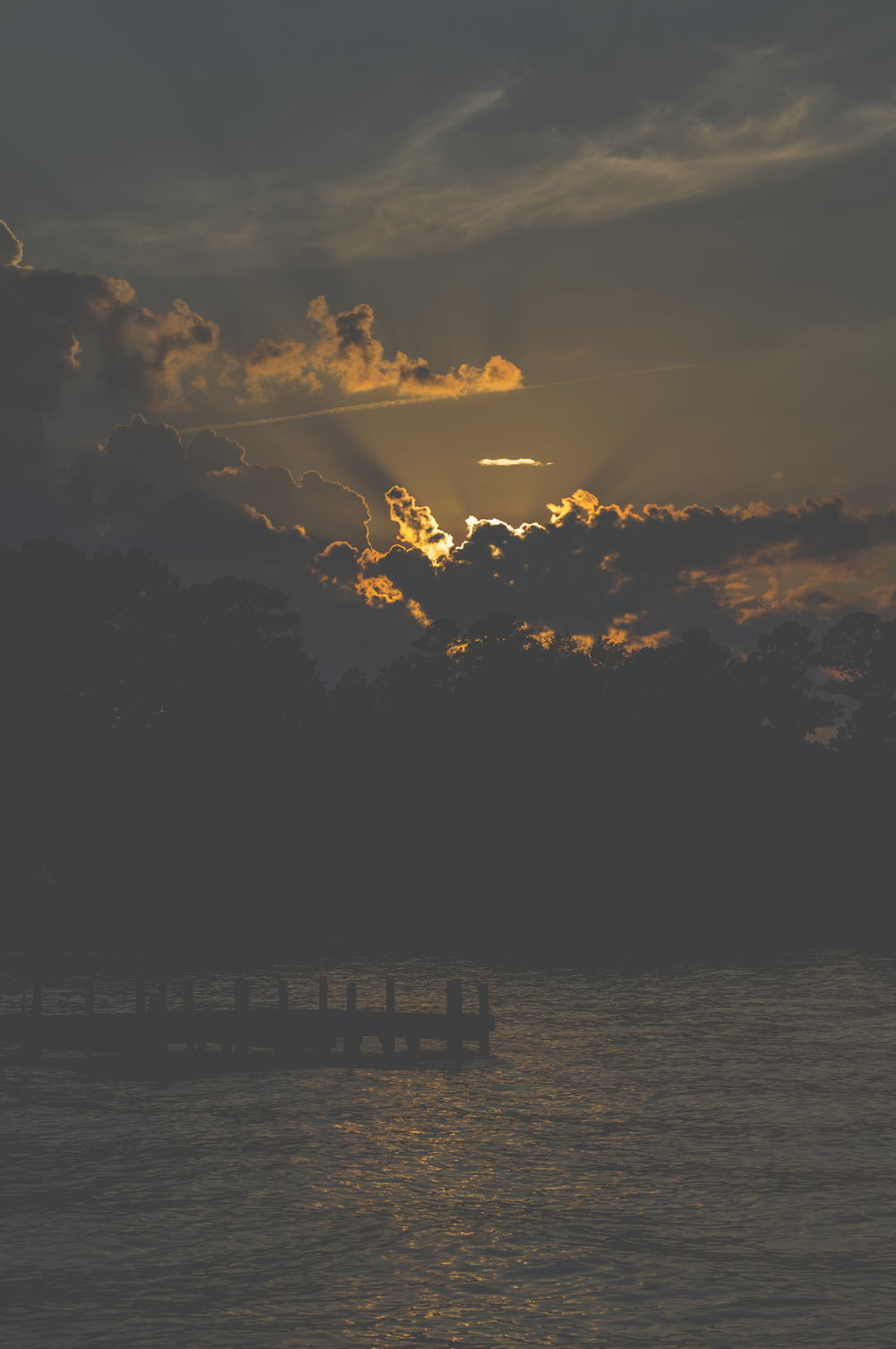Silhouette des Docks bei Sonnenaufgang