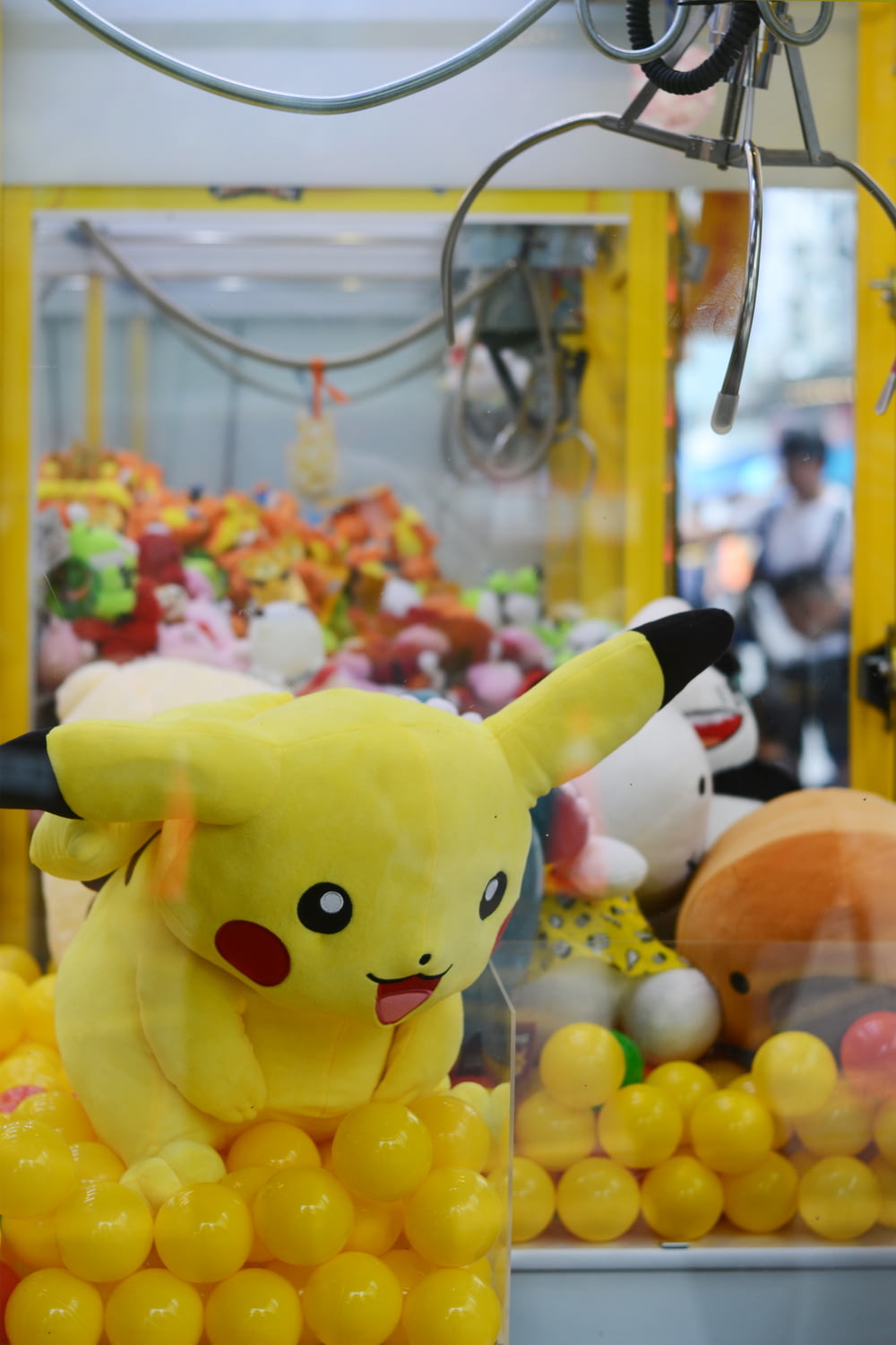 Pokemon Pikachu en peluche dans une machine à griffes