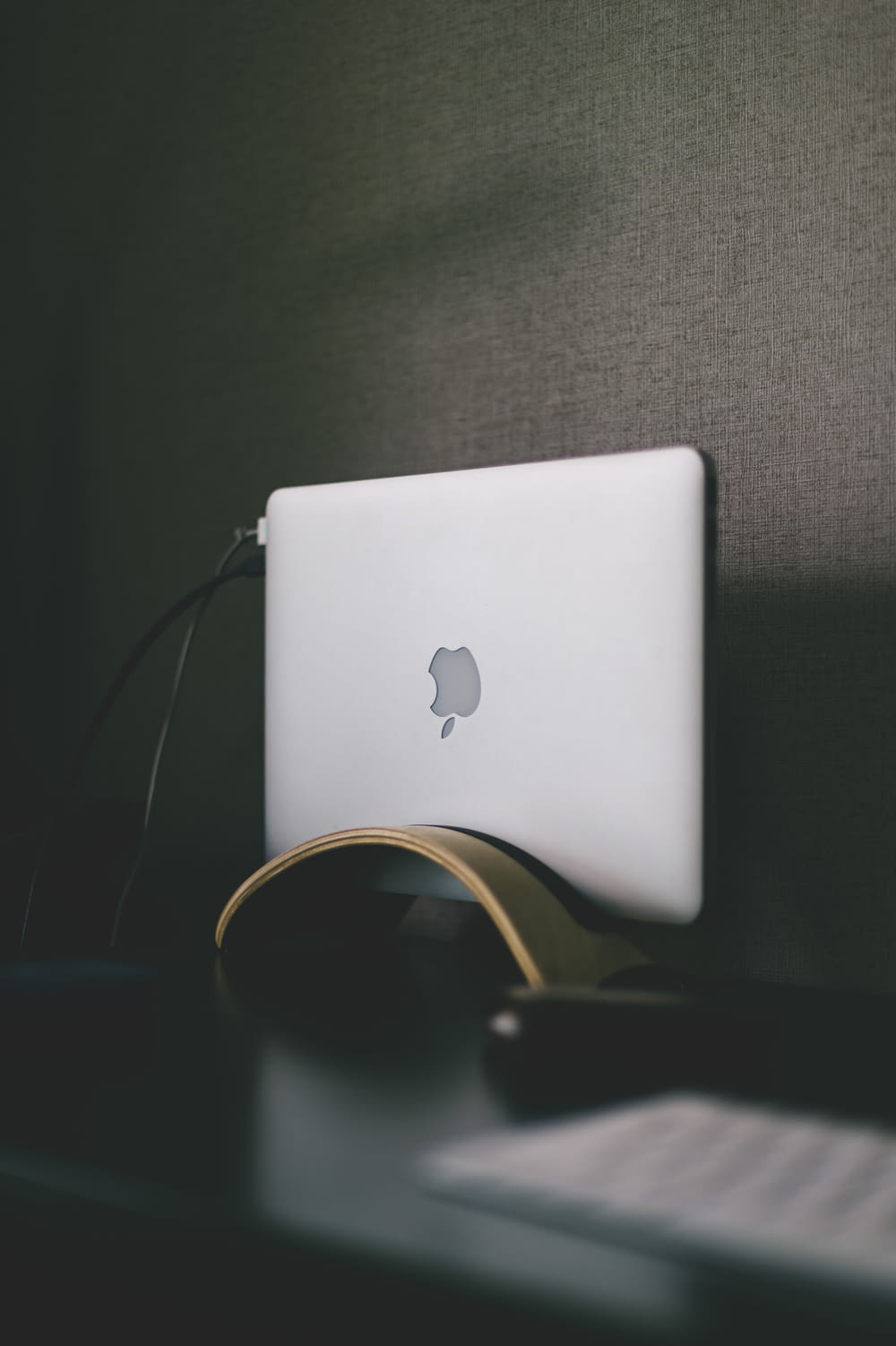 Apple MacBook auf grauem Textil