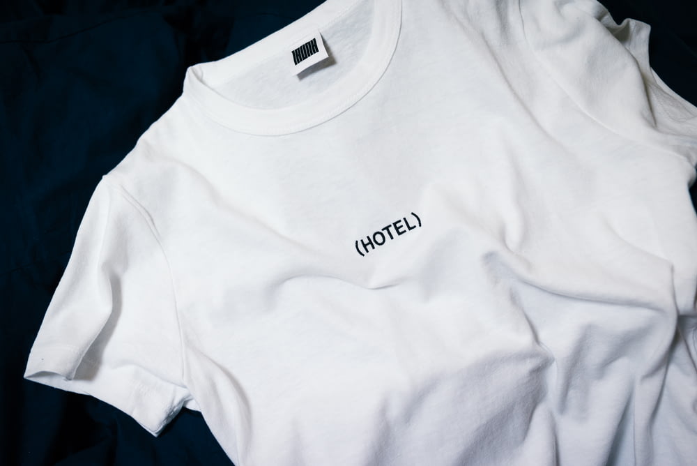 Chemise à col rond blanche imprimée hôtel sur surface noire