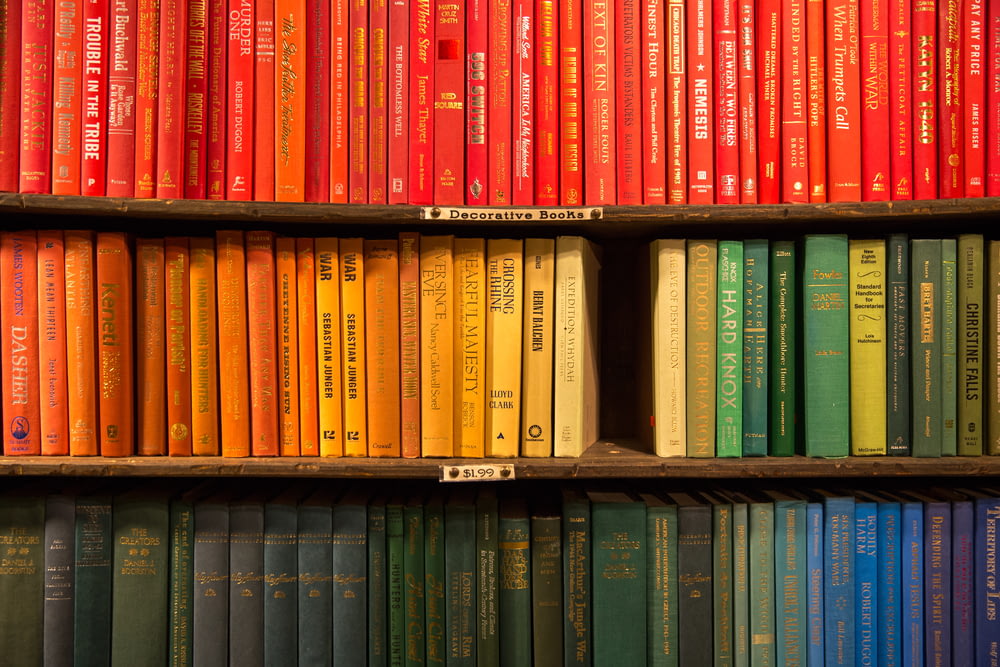 estantería de madera llena de libros