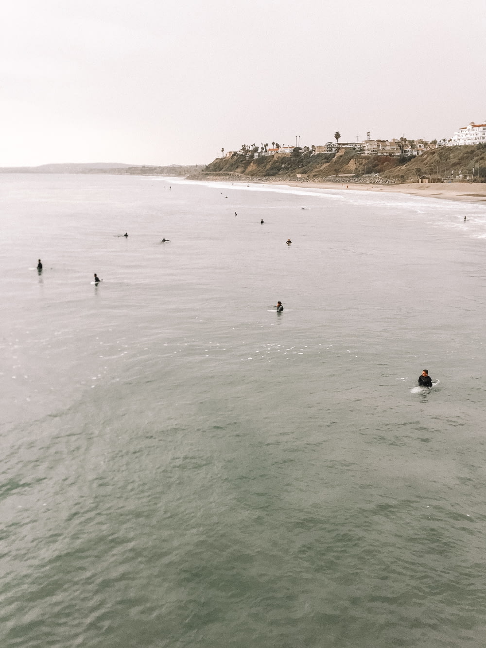 um grupo de pessoas nadando no oceano