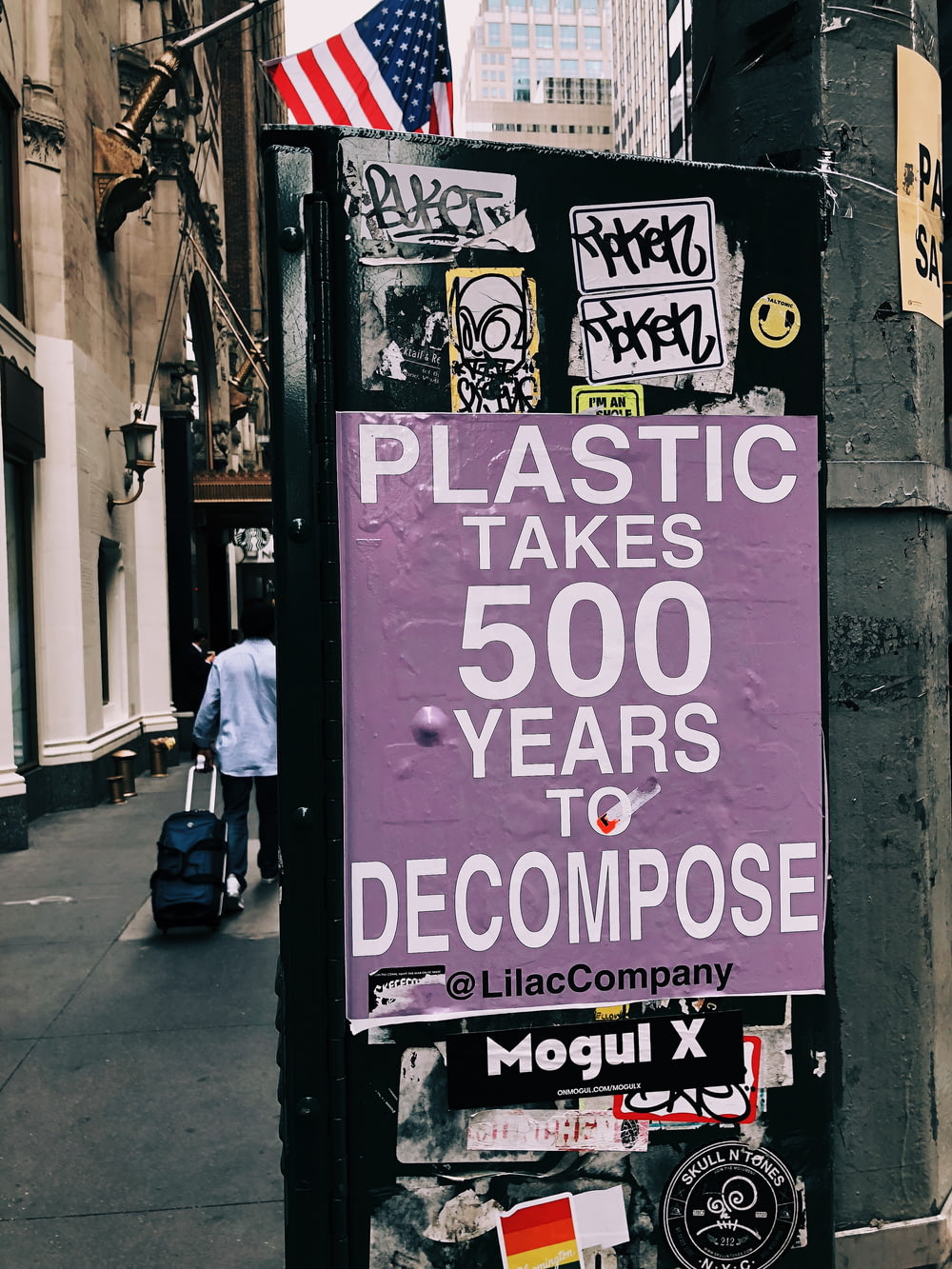プラスチックは黒い表面のポスターを分解するのに500年かかります