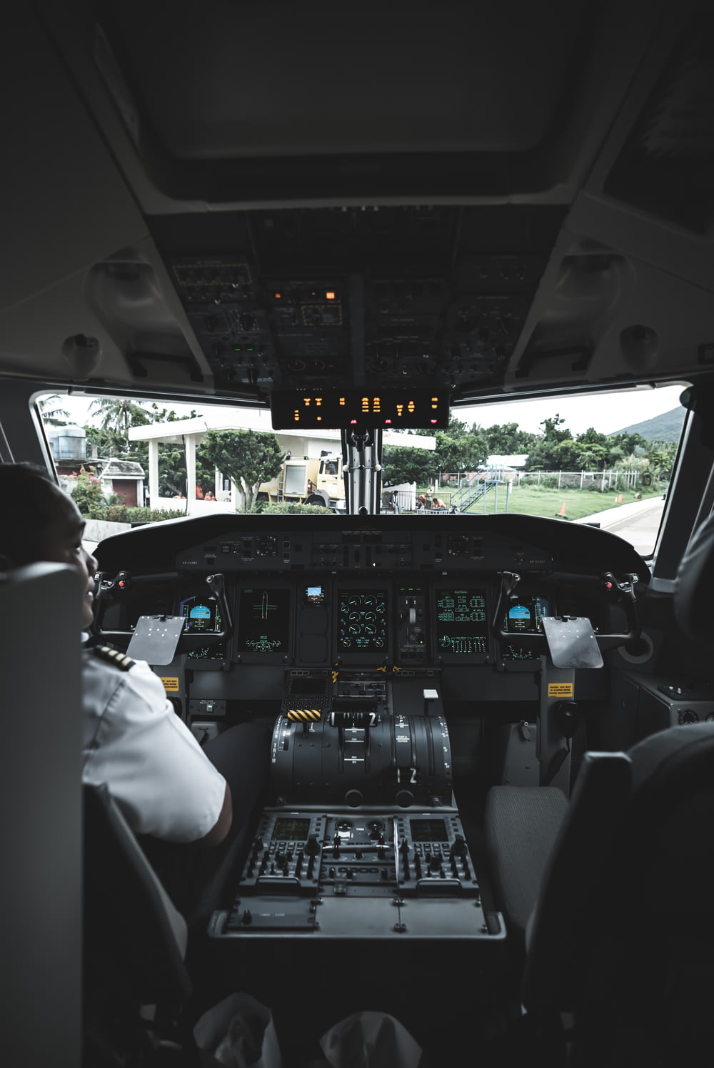 Piloto en el interior operando la aeronave