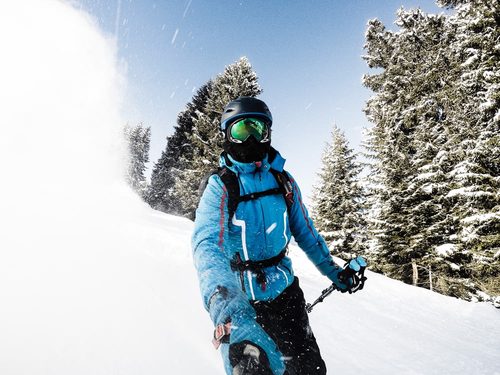 Person beim Skifahren beim Selfie