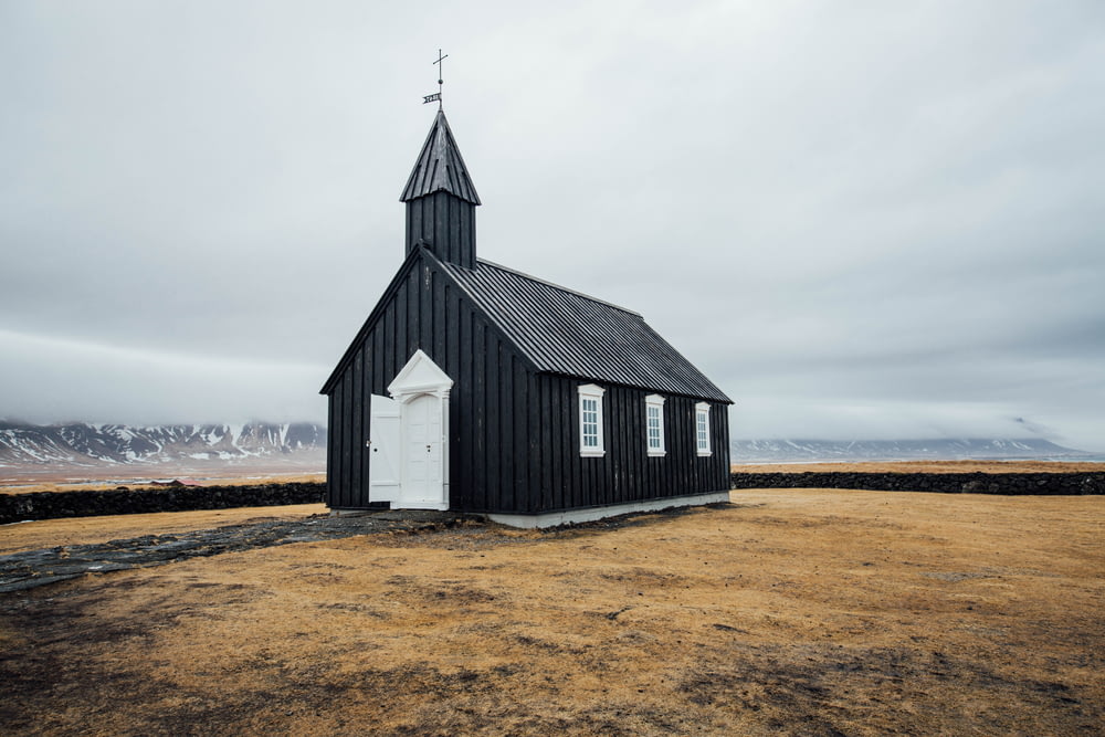 igreja preta e branca