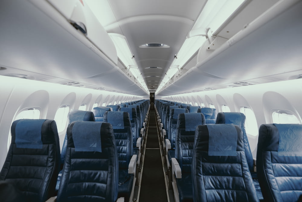 blauer Flugzeuginnenraum mit Sitzen