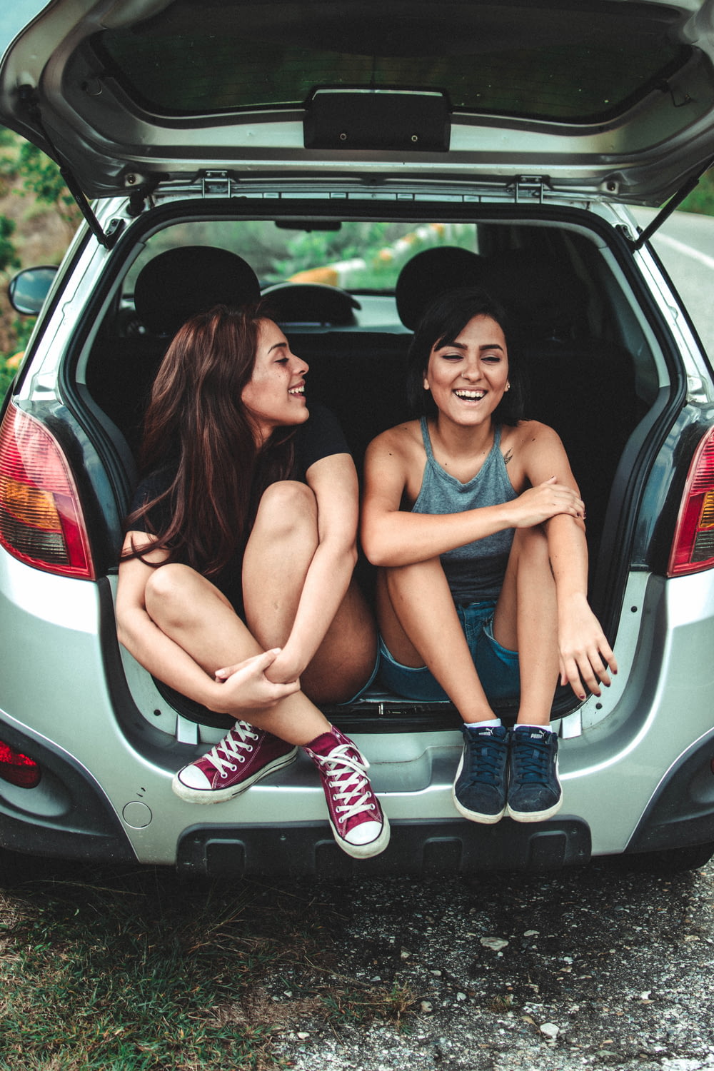 zwei Frauen sitzen hinten im Auto