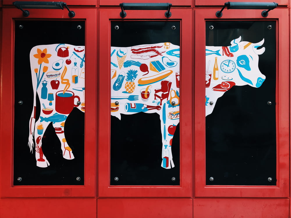 Vache blanche, bleue et rouge 3 panneaux peinture sur mur