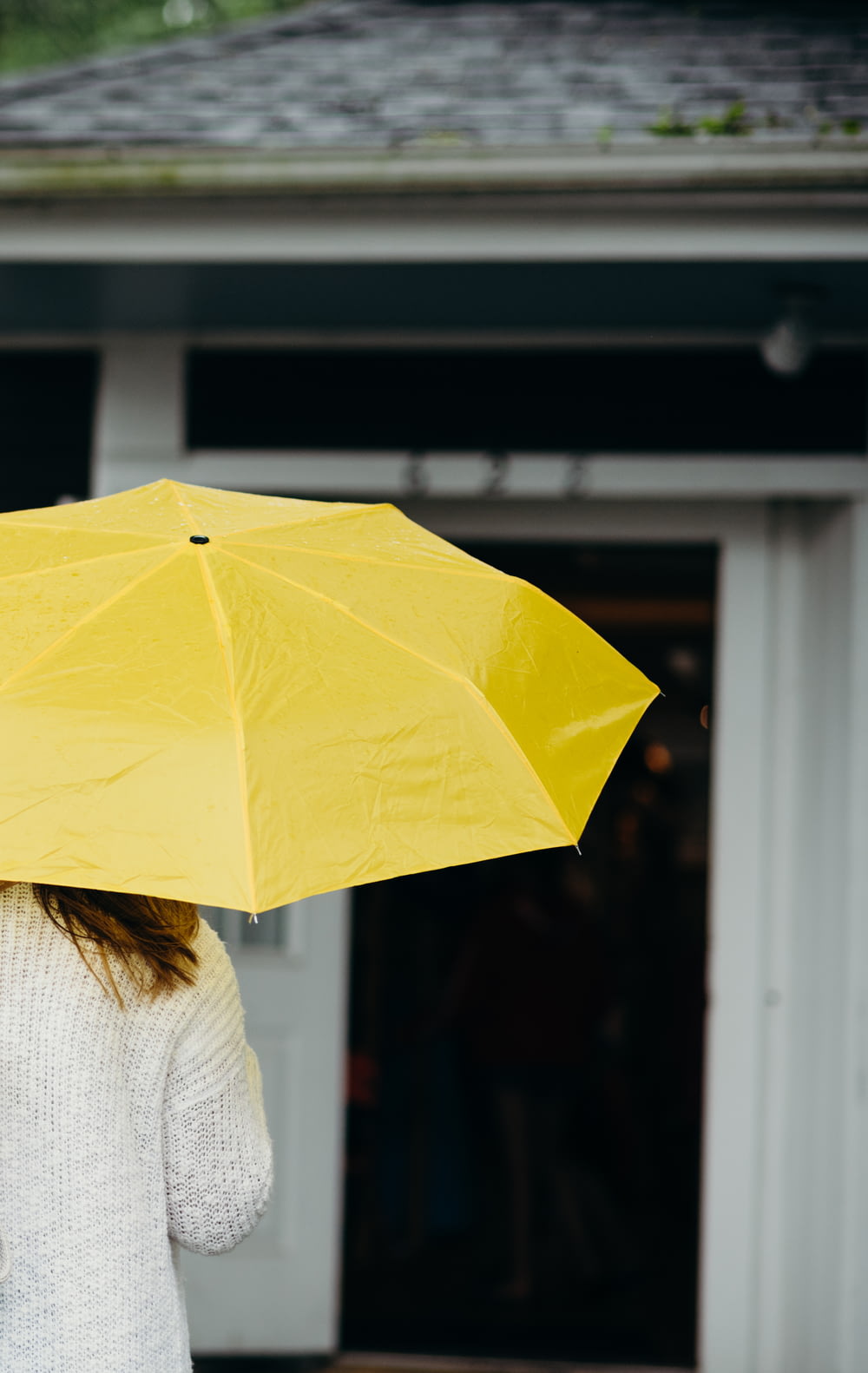Mujer Usando Paraguas Amarillo